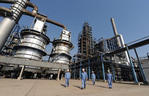 石化工人煉油增產(chǎn)保障市場(chǎng)供應(yīng)