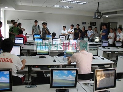 男生選擇計(jì)算機(jī)網(wǎng)絡(luò)技術(shù) 發(fā)展前景與職業(yè)路徑探析